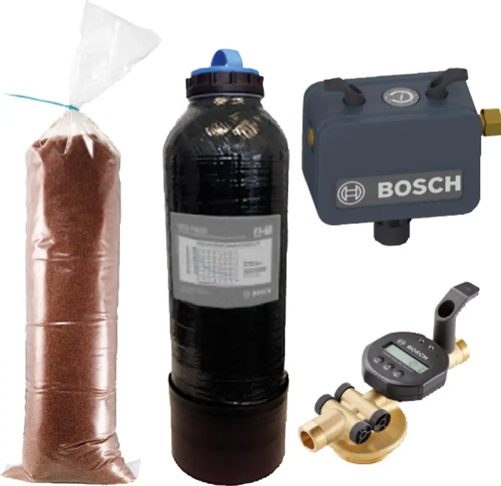 Verschiedene Komponenten zur Wasseraufbereitung, darunter ein schwarzer Behälter, ein Leitfähigkeitsmessgerät von Bosch und ein Anschlussventil.